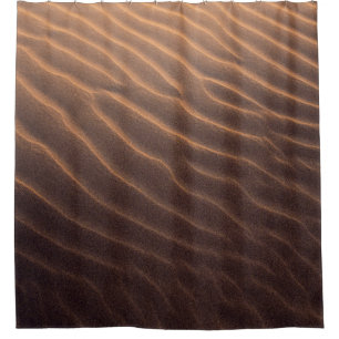 Morgens brauner Sand mit Wasser Duschvorhang