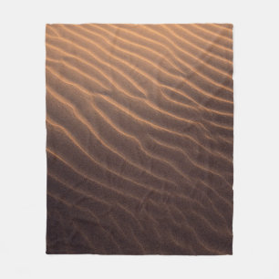 Morgens brauner Sand mit Wasser Fleecedecke