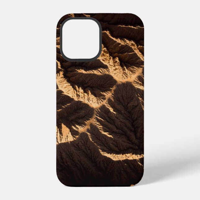 Morgens brauner und schwarzer Sand iPhone 12 Hülle (Rückseite)