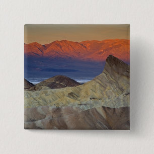 Morgens erstes Licht am Zabriskie Point und Button