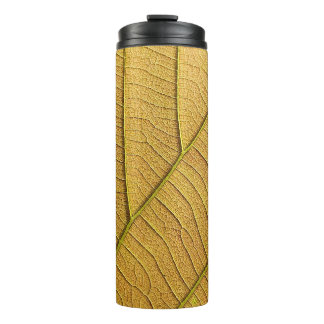 Morgens goldgelbes Blatt Muster. Thermosbecher