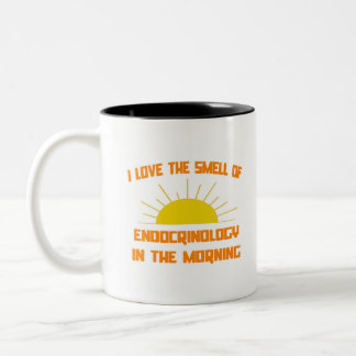 Morgens riecht nach Endokrinologie Zweifarbige Tasse