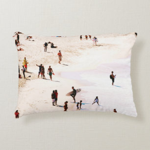 Morgens sind die Leute am Strand Dekokissen