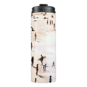 Morgens sind die Leute am Strand Thermosbecher