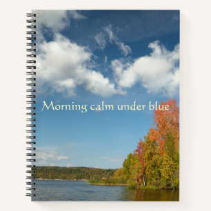 Morgenstille unter blauem Herbstseeufer Notizbuch