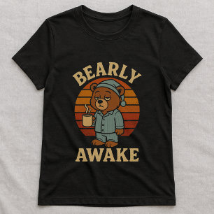 Morning Coffee Bear Tee; Bearly Awake Lustiges Gra T-Shirt