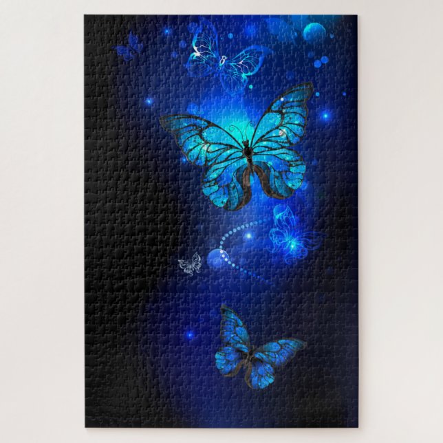 Morpho Butterfly im dunklen Hintergrund (Vertikal)