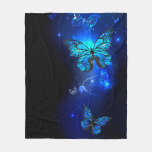 Morpho Butterfly im dunklen Hintergrund Fleecedecke