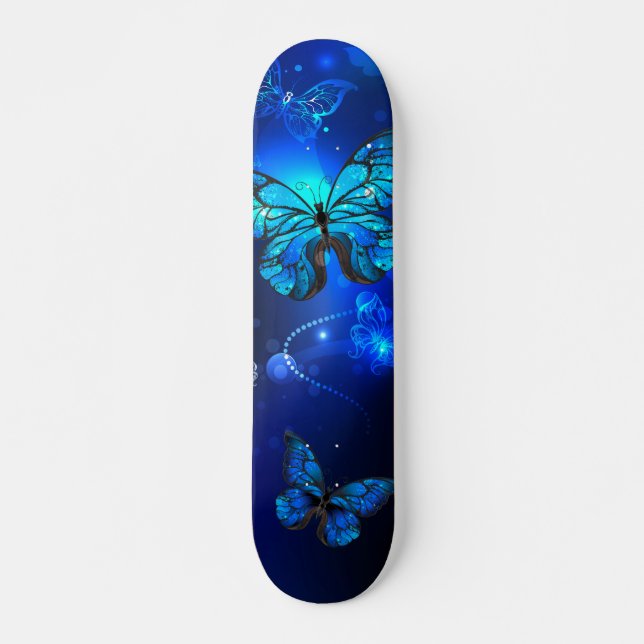 Morpho Butterfly im dunklen Hintergrund Skateboard (Vorne)