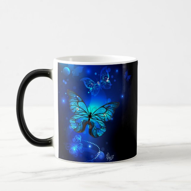 Morpho Butterfly in the Dark Background Verwandlungstasse (Links)