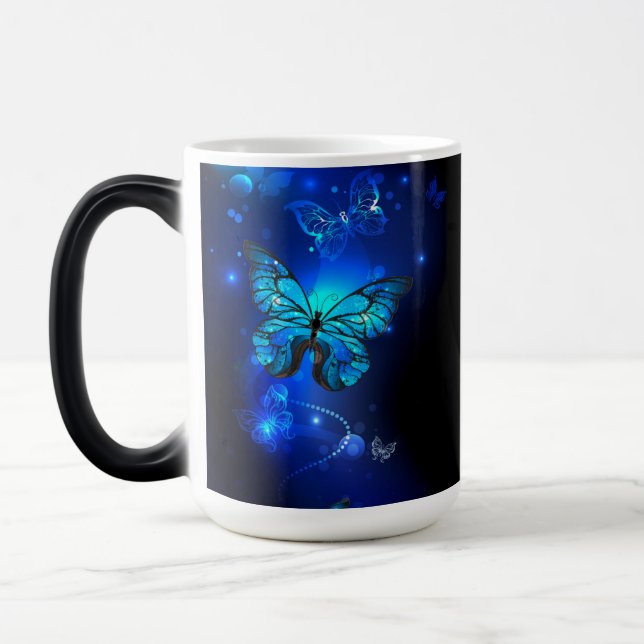 Morpho Butterfly in the Dark Background Verwandlungstasse (Links)