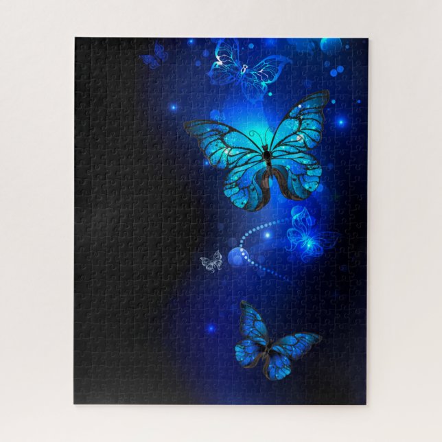 Morpho-Schmetterling im dunklen Hintergrund (Vertikal)