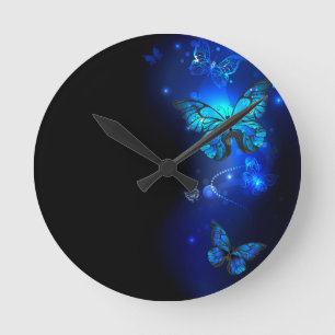 Morpho-Schmetterling im dunklen Hintergrund Runde Wanduhr