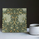 Morris Green Gold Pimpernell Vintages Muster Fliese<br><div class="desc">William Morris Pimpernel Floral Vintag Art Wallpaper Design William Morris war ein englischer Textil-Designer, Künstler, Schriftsteller und Sozialist, der mit der Pre-Raphaelite Brotherhood und British Arts and Crafts Movement assoziiert war. Er gründete eine Designfirma in Partnerschaft mit dem Künstler Edward Burne-Jones und dem Dichter und Künstler Dante Gabriel Rossetti. Dieses...</div>