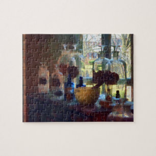 Mortar, Pestle und Flaschen per Fenster