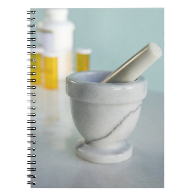 Mortar und Pestle, Flaschen im Hintergrund Notizblock (Vorderseite)