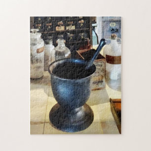 Mortar und Pestle in der Nähe von Arzneimitteln Fl