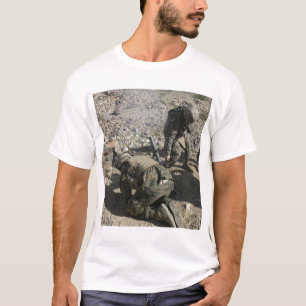 Mortarmen Abdeckung ihre Ohren und wenden ihre T-Shirt