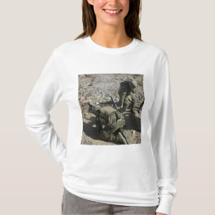 Mortarmen Abdeckung ihre Ohren und wenden ihre T-Shirt