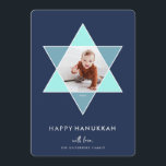Mosaic Star | Hanukkah-Fotokarte Feiertagskarte<br><div class="desc">Die elegante und moderne Hanukkah-Fotokarte bietet ein beliebtes Foto-Set in einem Stern von David, das mit hellen Blautönen für einen einzigartigen Mosaikeffekt auf einem reichen marinen Hintergrund akzentuiert ist. "Happy Hanukkah" erscheint unter der modernen, sauberen, weißen und blassgrauen Schrift. Personalisieren Sie Ihre Namen ganz unten, und fügen Sie zwei zusätzliche...</div>