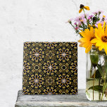 Mosaik Arabesque Gold und Schwarz Geometrisches Mu Fliese<br><div class="desc">Elegantes Keramik Fliesen-Design mit einem nahtlosen Muster aus geometrischen Formen in Imitaten goldfarben auf schwarzem Hintergrund.</div>