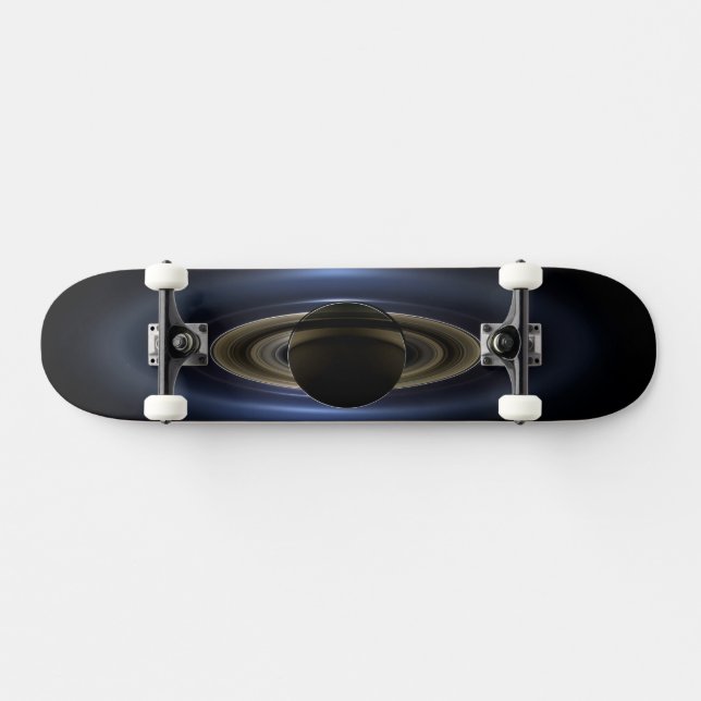 Mosaik des Saturn-Systems, das von der Sonne zurüc Skateboard (Horizontal)