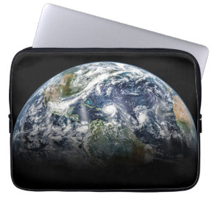 Mosaikbild des Planeten Erde mit 3 Hurrikanen Laptopschutzhülle