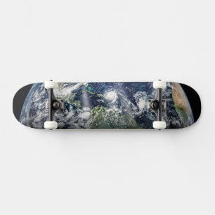 Mosaikbild des Planeten Erde mit 3 Hurrikanen Skateboard