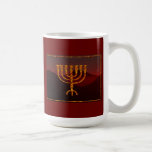 Moshe ist Menorah Kaffeetasse<br><div class="desc">In der Tora wird Moshe Rabbenu gesagt: "Du sollst eine Menorah aus reinem Gold machen, verprügelt werden, die Menorah wird hergestellt werden, ihr Fuß, ihr Ast, ihre Kugeln, ihre Knöpfe und ihre Blume werden daraus gequält werden " [Schmälert 25:31] und später "Sehen und konstruieren, gemäß ihrer Form, die du auf...</div>