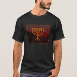 Moshe ist Menorah T-Shirt<br><div class="desc">In der Tora wird Moshe Rabbenu gesagt: "Du sollst eine Menorah aus reinem Gold machen, verprügelt werden, die Menorah wird hergestellt werden, ihr Fuß, ihr Ast, ihre Kugeln, ihre Knöpfe und ihre Blume werden daraus gequält werden " [Schmälert 25:31] und später "Sehen Sie, und konstruieren Sie, gemäß ihrer Form, die...</div>