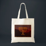 Moshe ist Menorah Tragetasche<br><div class="desc">In der Tora wird Moshe Rabbenu gesagt: "Du sollst eine Menorah aus reinem Gold machen, verprügelt werden, die Menorah wird hergestellt werden, ihr Fuß, ihr Ast, ihre Kugeln, ihre Knöpfe und ihre Blume werden daraus gequält werden " [Schmälert 25:31] und später "Sehen Sie, und konstruieren Sie, gemäß ihrer Form, die...</div>