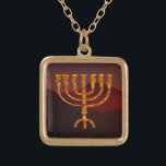 Moshes Menorah Vergoldete Kette<br><div class="desc">Im Torah Moshe wird Rabbenu erklärt, "Sie machen ein Menorah vom reinen Gold, heraus geschlagen, werden das Menorah gemacht, seine Basis, seine Niederlassung, seine Becher, seine Griffe, und seine Blumen werden von ihr, " [Shmot 25:31] und später gehämmert, "sehen Sie und konstruieren Sie, entsprechend ihrer Form, dass Sie werden gezeigt...</div>