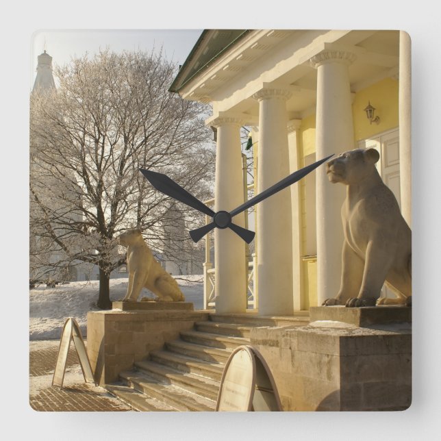 Moskau. Winter. Löwenskulptur. Quadratische Wanduhr (Vorderseite)