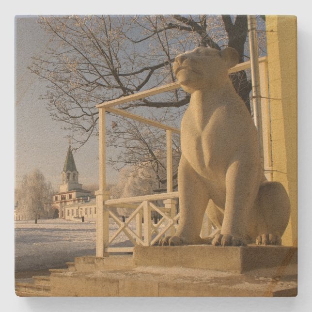 Moskau. Winter. Löwenskulptur Steinuntersetzer (Vorderseite)