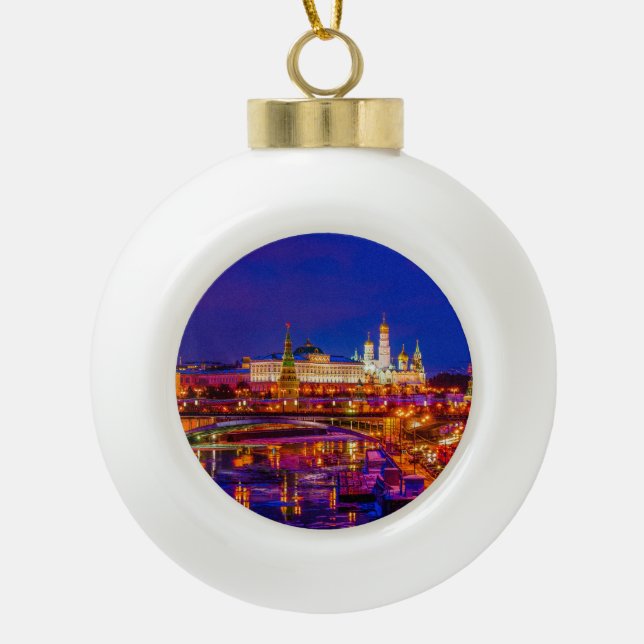Moskauer Kreml in der Winternacht Keramik Kugel-Ornament (Vorderseite)