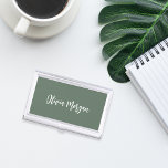 Moss Green skizziert Curry Script Visitenkarten Dose<br><div class="desc">Elegante Visitenkartengehäuse mit Namen,  Titel oder Personalisierungsauswahl in weißem handgeschriebenem kursiven Schriftsatz auf dunkelmoosgrünem Hintergrund.</div>