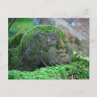 Moss überdeckte japanische Tempelstatue Postkarte