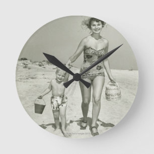 Mother and Son Walking Runde Wanduhr