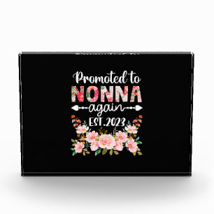 Mother Art Erneut zur Nonna befördert 2023 Flora Fotoblock