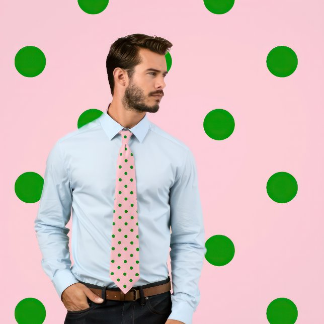 Motif à points polka vert classique sur Cravate ro (Man wears a necktie with a green polka dot pattern on pink.)