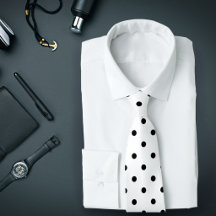 Motif à pois noirs classiques sur une cravate blan