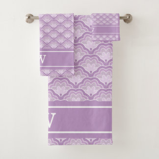 Motif floral abstrait violet avec initiale de mono