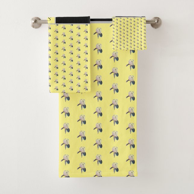 Motif gris noir gris sur monogramme jaune (En situation)