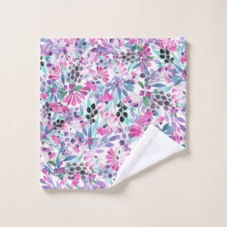 Motif incomparable de fleurs et de baies violettes