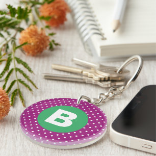 Motif pois violets sur fond vert avec monogramme