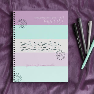 Motivations-Zitat-Doodle und Streifen in Lila und Notizbuch