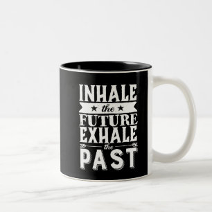 Motivations-Zitat inhalieren die Zukunft ausatmen Zweifarbige Tasse