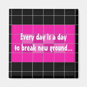Motivationsspruch auf rosa und schwarzen Fliesen Magnet