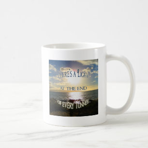 Motivierend Angebotslicht am Tunnelende Kaffeetasse