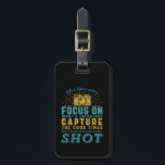 Motivierend Fotoquotenleben ist wie eine Kamera Gepäckanhänger<br><div class="desc">Das Leben ist wie eine Kamera. Konzentrieren Sie sich auf das Wichtige. Nimm die guten Zeiten ein. Inspiration und motivierend Angebot für Fotografen. Cooles Sprichwort und Slogan Typografie-Ware für diejenigen, die Liebe, Fotos, Mitglied des Fotoclubs. Vintages und bedrücktes Design für Amateure oder berufliche Fotografen, die überall Kameras und Objektive tragen....</div>